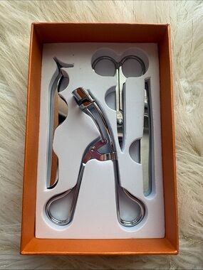 Stainless Steel women’s Grooming Kit – Silver